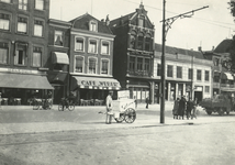 42202 Gezicht op de voorgevels van de huizen Vredenburg 13 (links)- 8 te Utrecht, uit het noordwesten; in het midden de ...